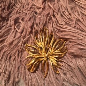 Vintage gold tone flower brooch pin
